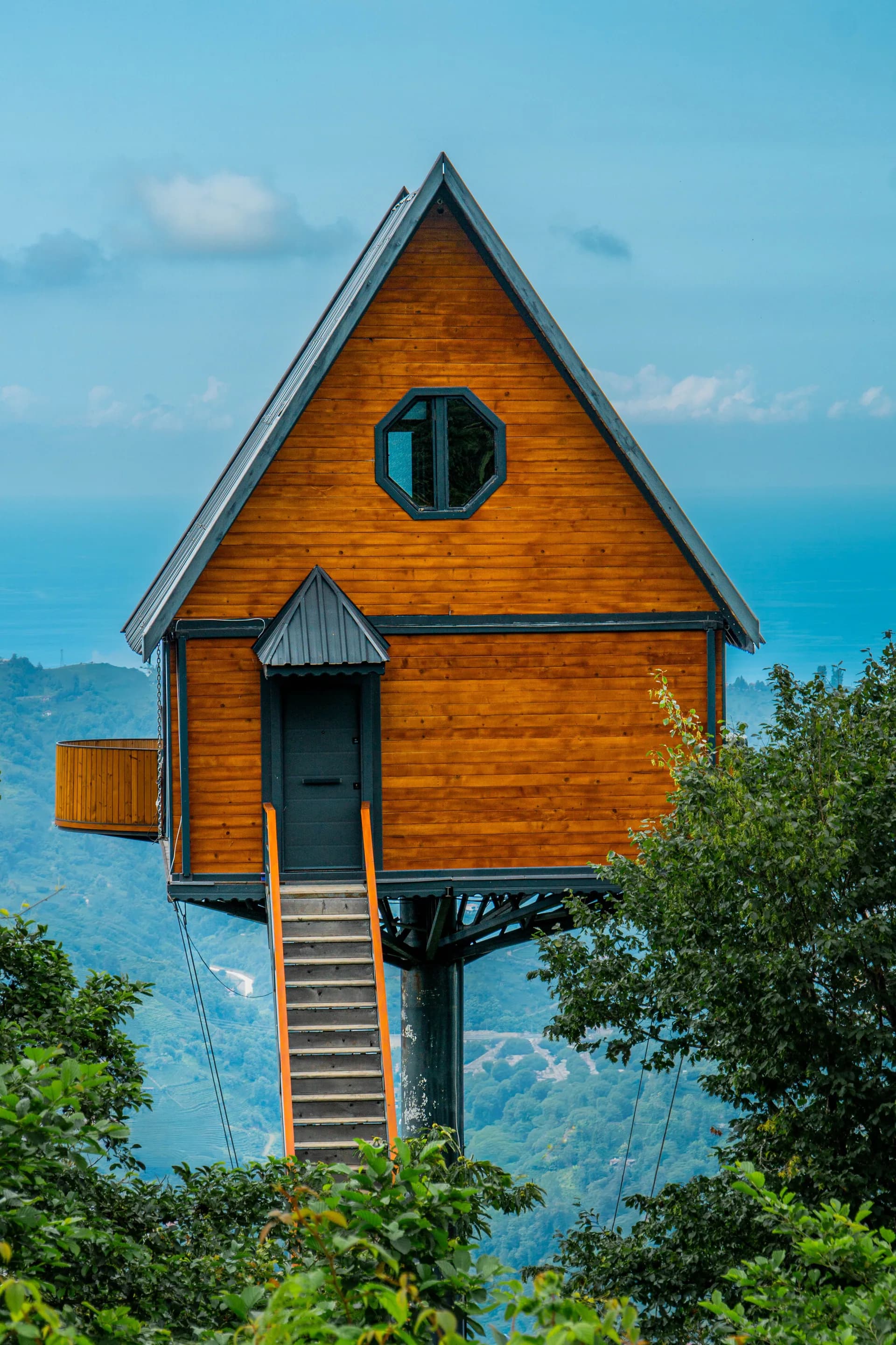 BookNoFees Imagem de exemplo: casa na árvore de madeira com escada e vista para o vale
