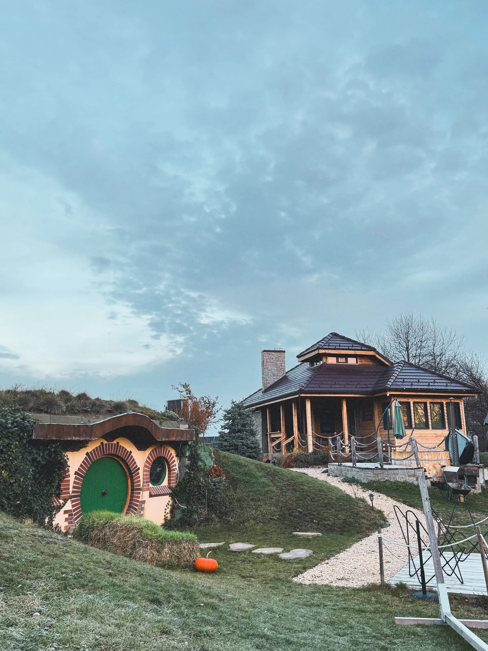 BookNoFees Imagem de exemplo: pequena casa coberta de grama à beira de um lago