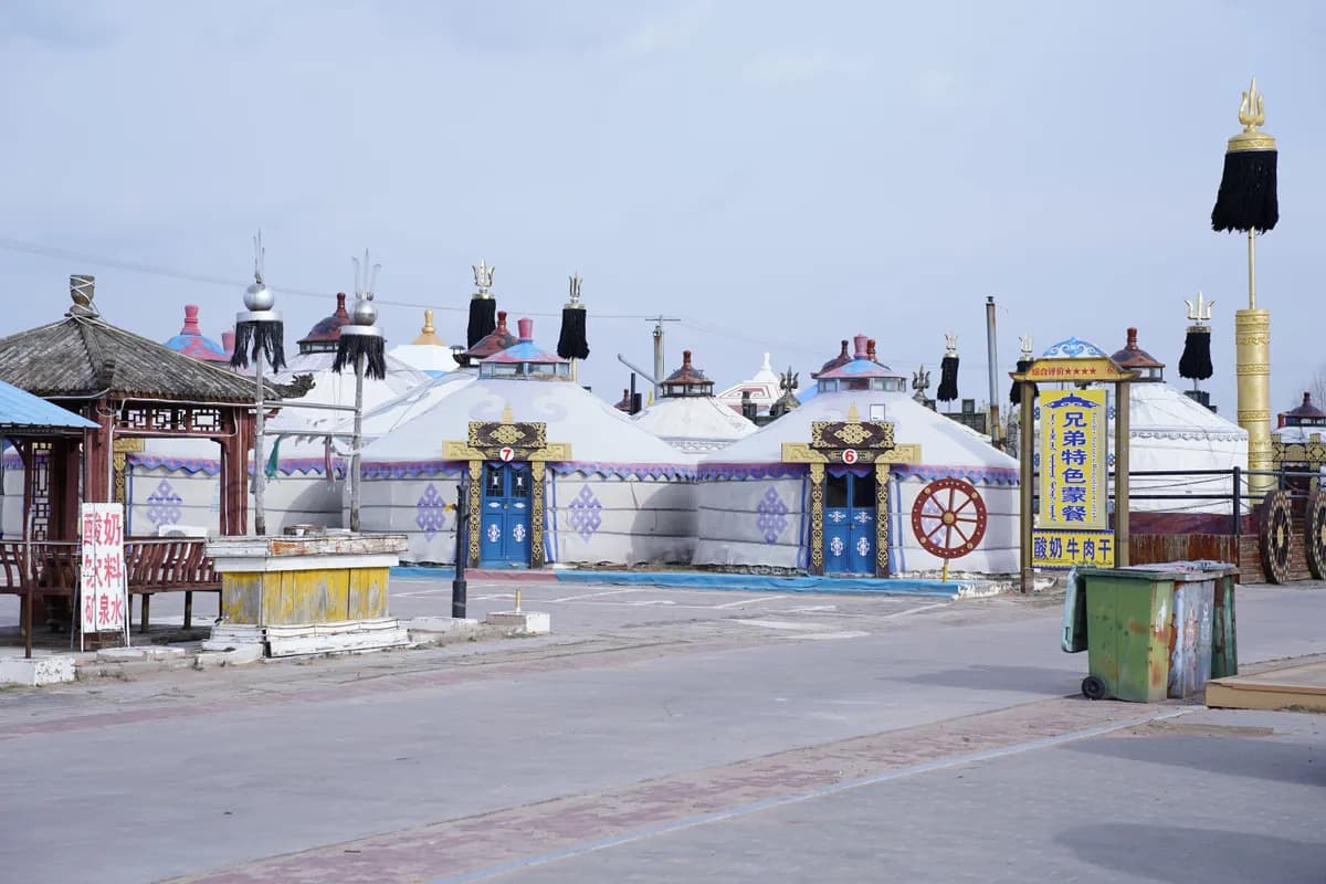 BookNoFees Imagem de exemplo: yurts redondos com portas decoradas ao longo de um caminho pavimentado