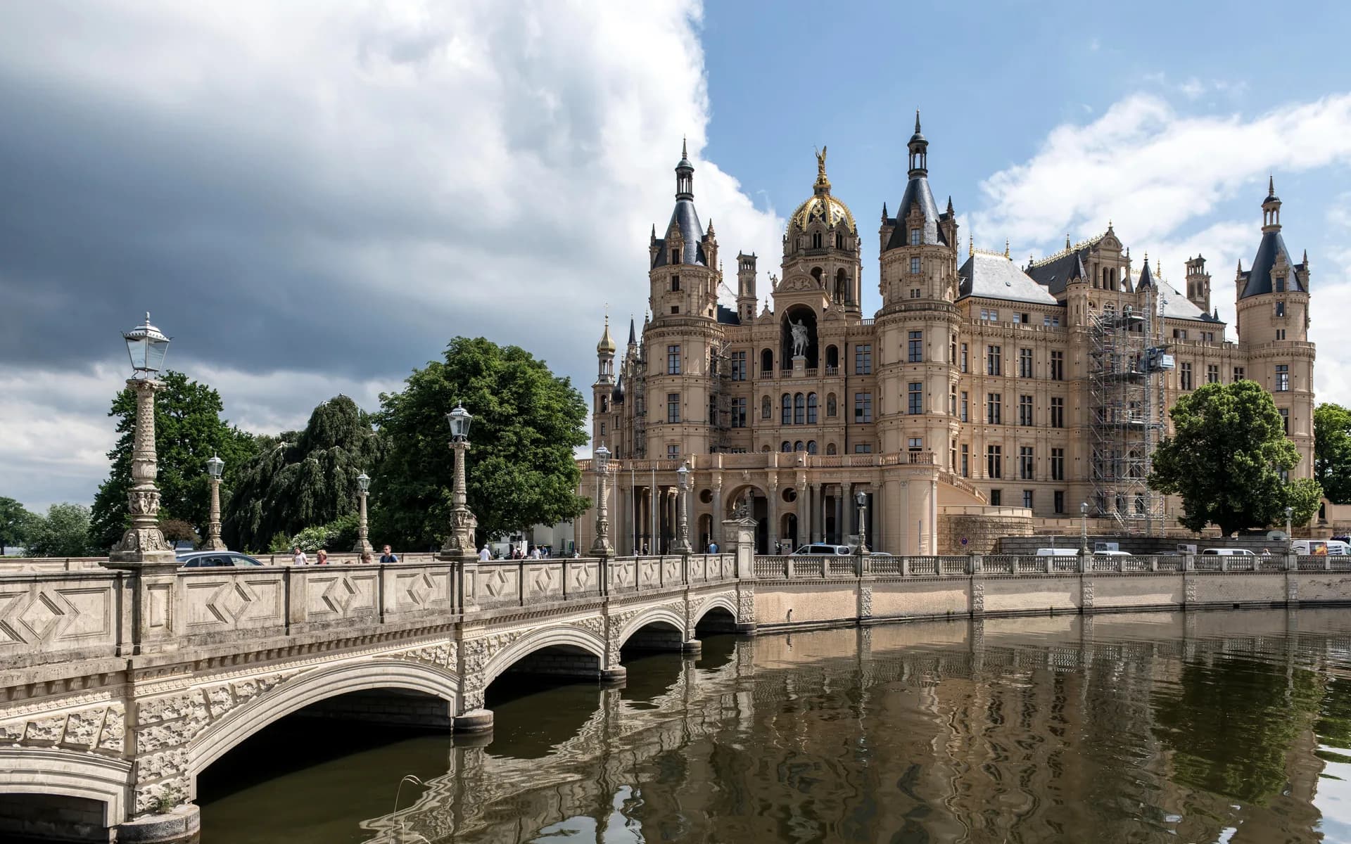 BookNoFees Imagem de exemplo: Castelo de Schwerin com torres e ponte sobre o rio