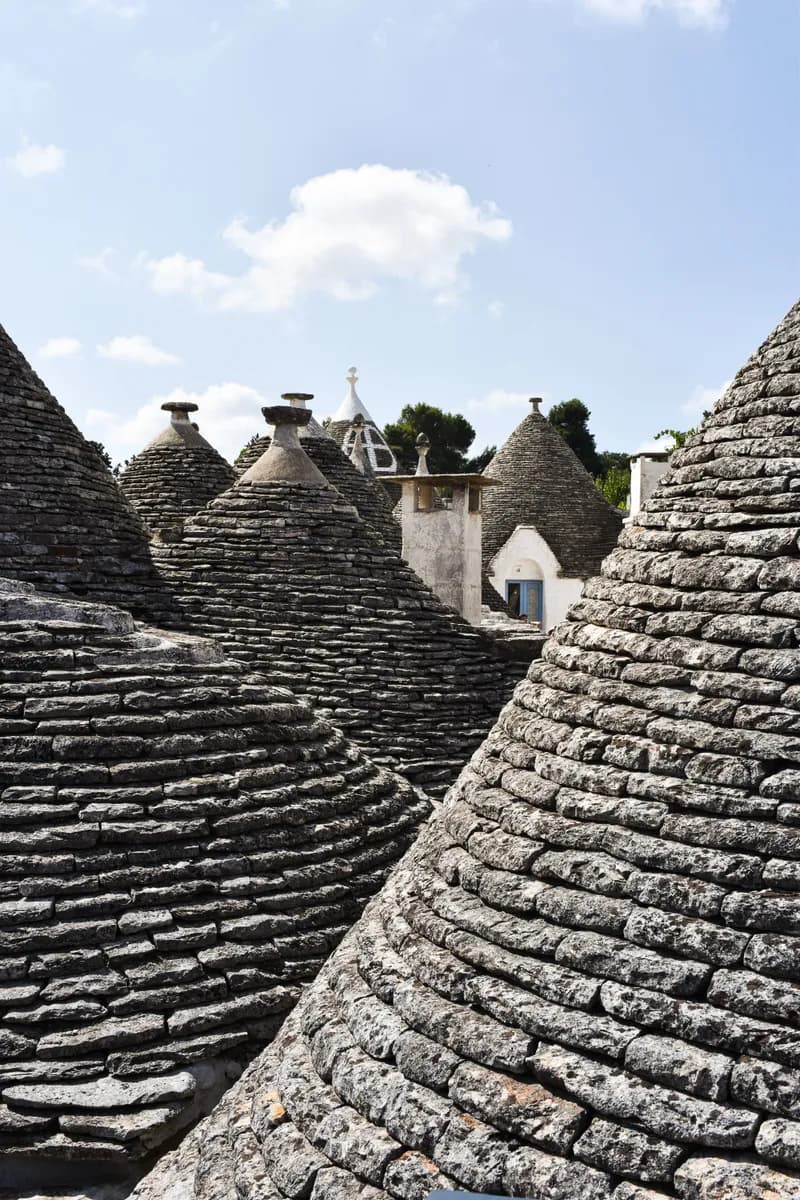 BookNoFees Imagem de exemplo: telhados cônicos de pedra dos trulli, dispostos bem próximos uns dos outros
