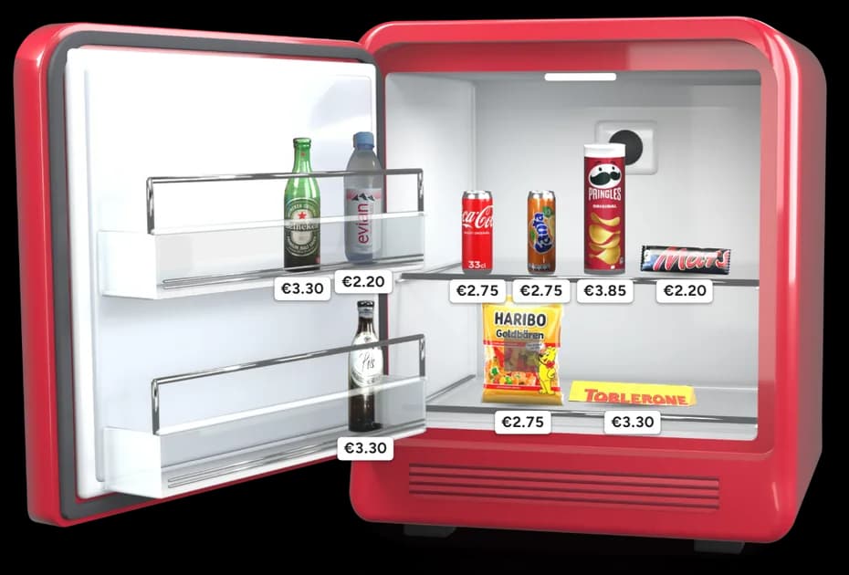 O minibar da BookNoFees como seus hóspedes o veem: aberto, com bebidas, lanches e o preço indicado em cada produto