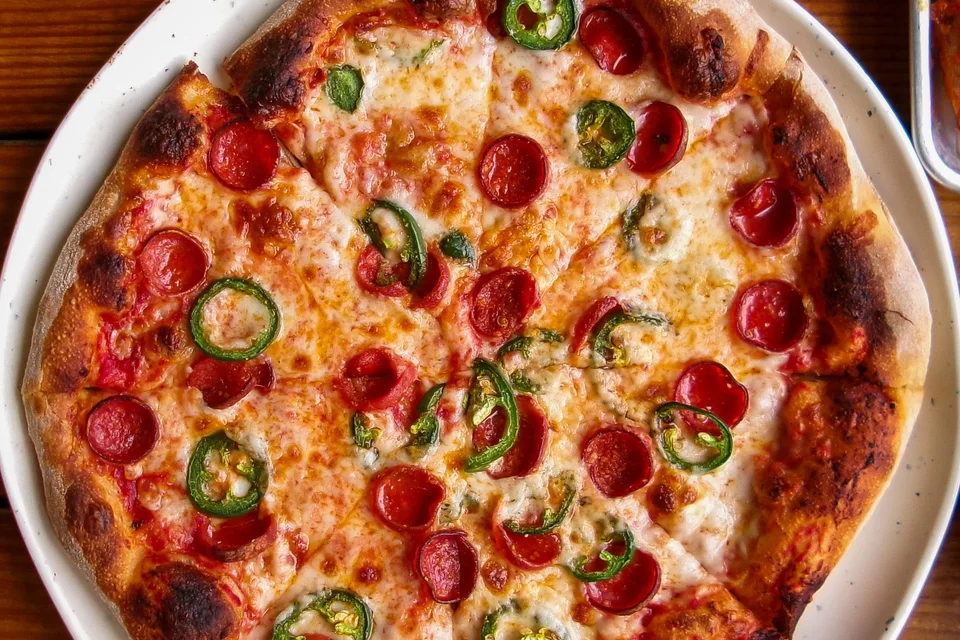 BookNoFees: Fotografia ilustrativa: Pizza com pepperoni e pimento verde