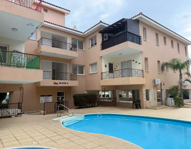 BookNoFees: Apartamento tranquilo e espaçoso, com piscina e varanda – Chloraka