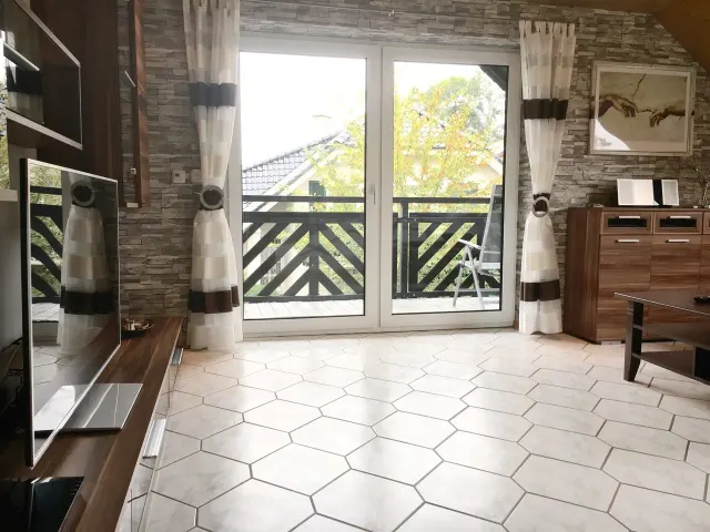 BookNoFees: WaldLoft em Balve, com varanda, lareira e banheira – Balve