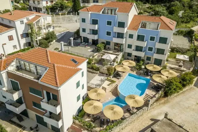 BookNoFees: Apartamento de férias tranquilo com piscina e jardim – Slatine