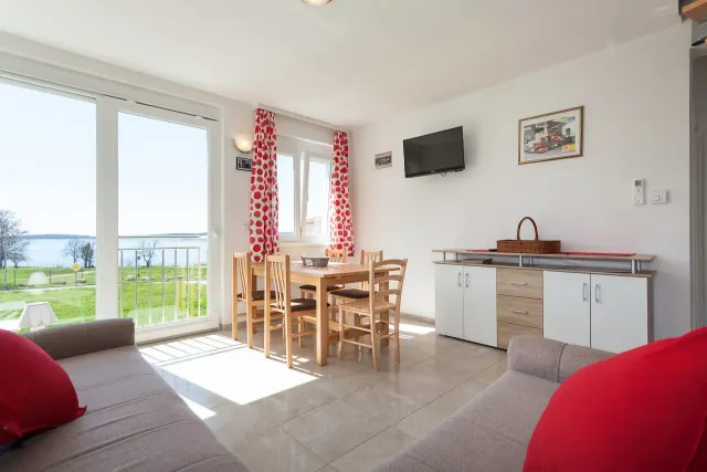 BookNoFees: Andar superior de uma villa à beira-mar com terraço na cobertura, localizada na primeira fila da praia. – Medulin