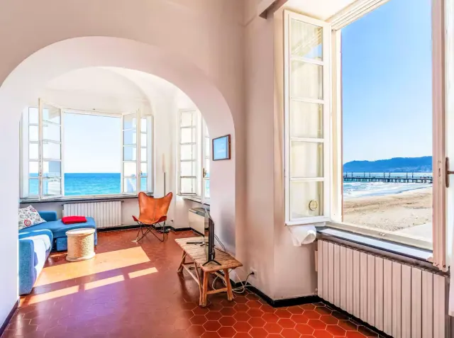 BookNoFees: Apartamento espaçoso com vista para o mar e tetos abobadados – Alassio