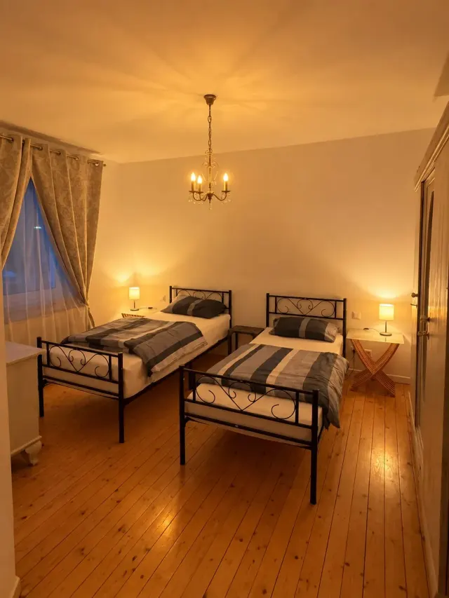 BookNoFees: Quarto tranquilo em um apartamento bem cuidado, com vaga de estacionamento – Sundern
