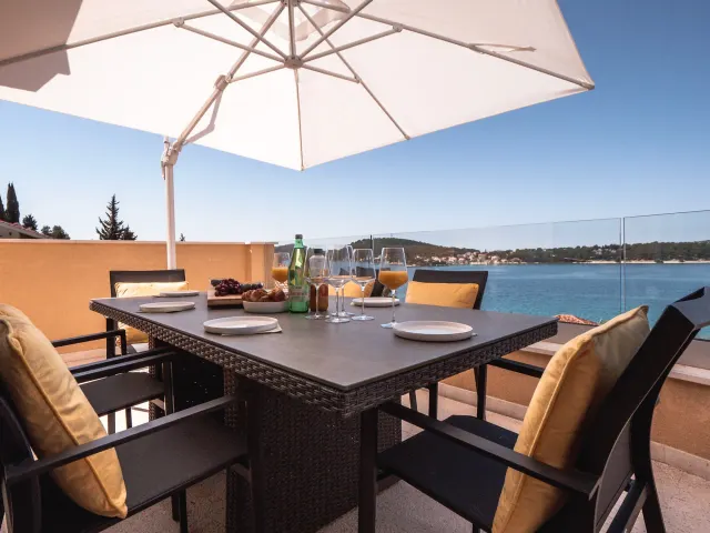 BookNoFees: aluguel de temporada em Rogoznica – Apartamento de design elegante com amplo terraço e vista para o mar, 1º andar