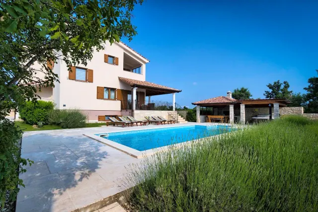 BookNoFees: Villa espaçosa com piscina e banheira de hidromassagem – Štokovci