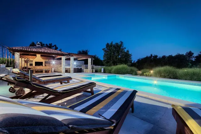 BookNoFees: aluguel de temporada em Štokovci, Croácia – uma piscina com espreguiçadeiras e um gazebo na Villa Stokovci, em Štokovci