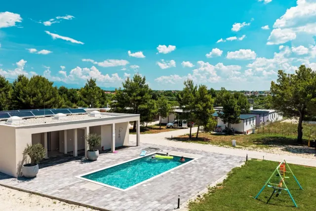 BookNoFees: Casa móvel tranquila com piscina e vista panorâmica – Privlaka