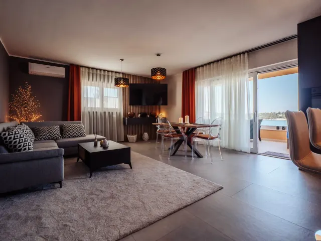 BookNoFees: aluguel de temporada em Rogoznica – Apartamento de design elegante com terraço e vista para o mar, térreo