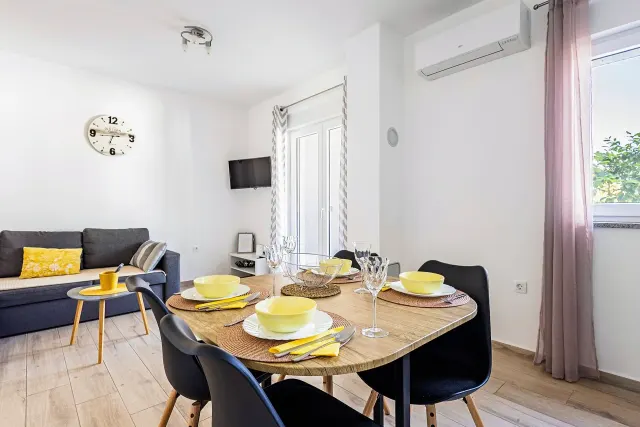 BookNoFees: Apartamento bem iluminado no térreo, com varanda e vista para o jardim – Fazana- Valbandon