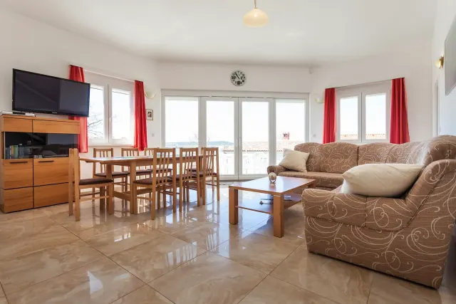 BookNoFees: Villa projetada por arquitetos com vista para o mar, ideal para grupos grandes e com espreguiçadeiras gratuitas na praia – Medulin
