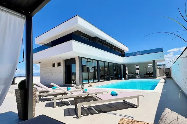 BookNoFees: Villa com piscina, jardim e muito espaço para nove hóspedes – Zemunik Gornji