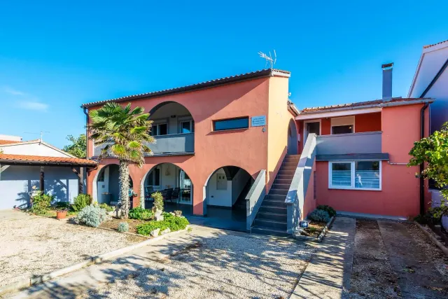 BookNoFees: Apartamento tranquilo com jardim e varanda coberta – Vir