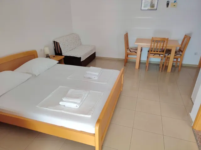 BookNoFees: Estúdio tranquilo com varanda e vista para o mar – Omiš