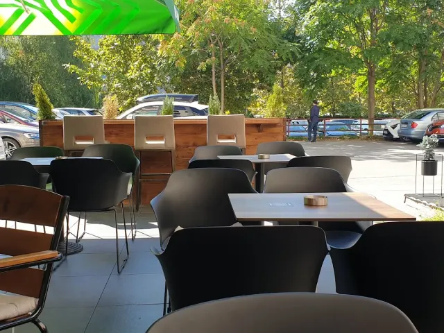 BookNoFees: Café – Brown bar – Zagreb – Barra marrom, foto 3