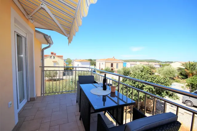BookNoFees: Apartamento aconchegante com vista para o mar e varanda – Medulin