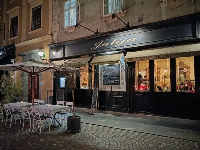 BookNoFees: Julija, Ljubljana