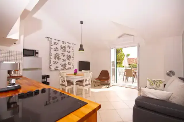 BookNoFees: NOVO – Apartamento 1 próximo à praia – Tribunj