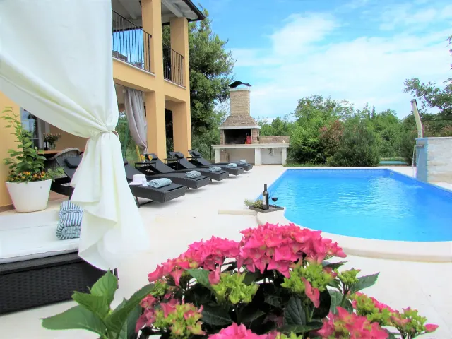 BookNoFees: Villa Ari com piscina, banheira de hidromassagem e sauna – Rakalj
