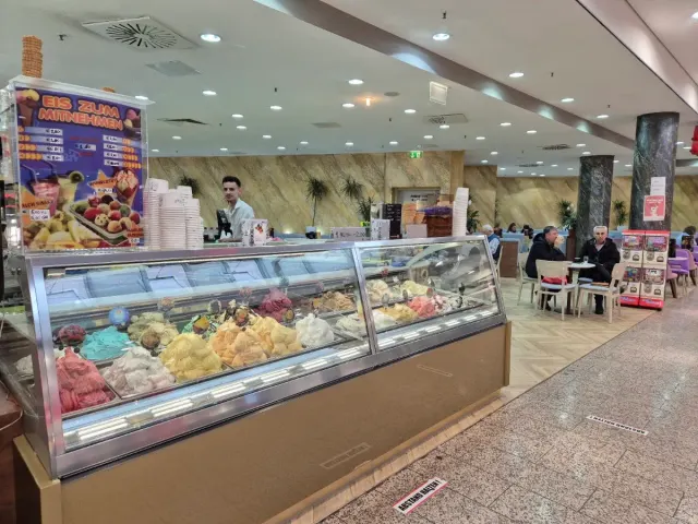 BookNoFees: Eiscafé Leone, Lüdenscheid