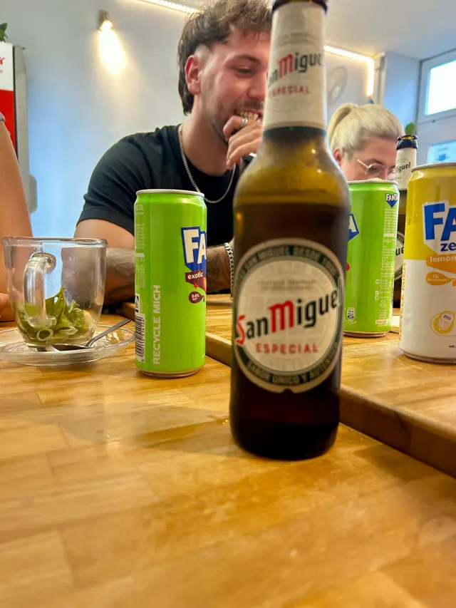 BookNoFees: Lanchonete – Good morning Vietnam – Aachen – Mesa com uma garrafa de San Miguel Especial e latas de Fanta, foto 2
