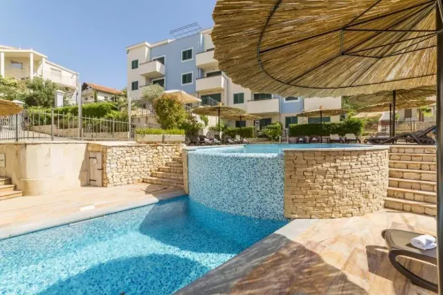 BookNoFees: Apartamento de férias tranquilo com vista para o mar e piscina – Slatine