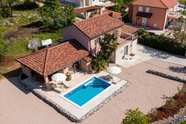 BookNoFees: Villa de pedra com piscina e sauna – Malinska