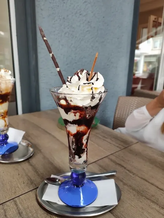 BookNoFees: Restaurante – Eiscafé mit Herz – Meinerzhagen – Sorveteria com coração, foto 2