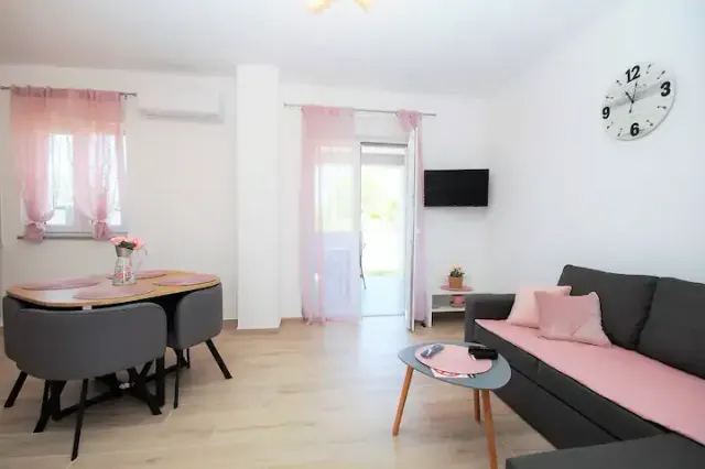 BookNoFees: Manu B – Apartamento no térreo com vaga de estacionamento e próximo à praia – Fažana