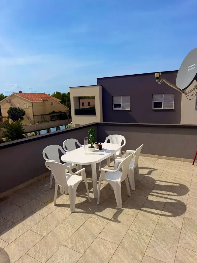 BookNoFees: Apartamento espaçoso no andar superior (1º andar) – Ideal para empresas e seus funcionários – 4 quartos (máx. 8 pessoas) – Vrsi