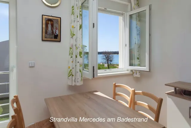 BookNoFees: Um andar da nossa villa à beira-mar, com um amplo terraço, pérgula e churrasqueira ao ar livre – Medulin