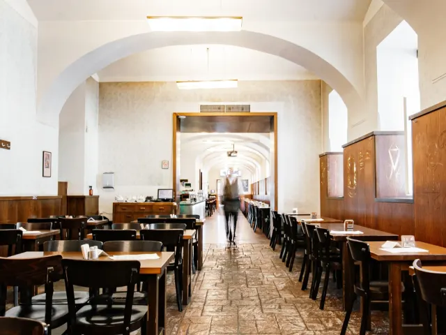 BookNoFees: Restaurante – Lokál Dlouhááá – Prague – Bar Dlouhááá, foto 2