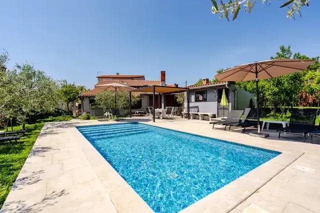 BookNoFees: Apartamento espaçoso Meme 1 com piscina em Pula – Pula