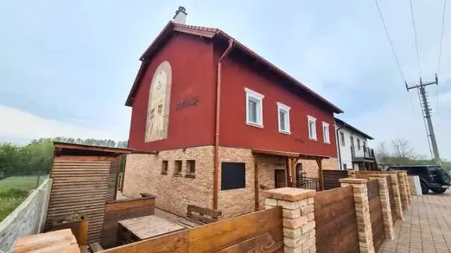 BookNoFees: Casa tranquila e elegante com adega – Jevišovka