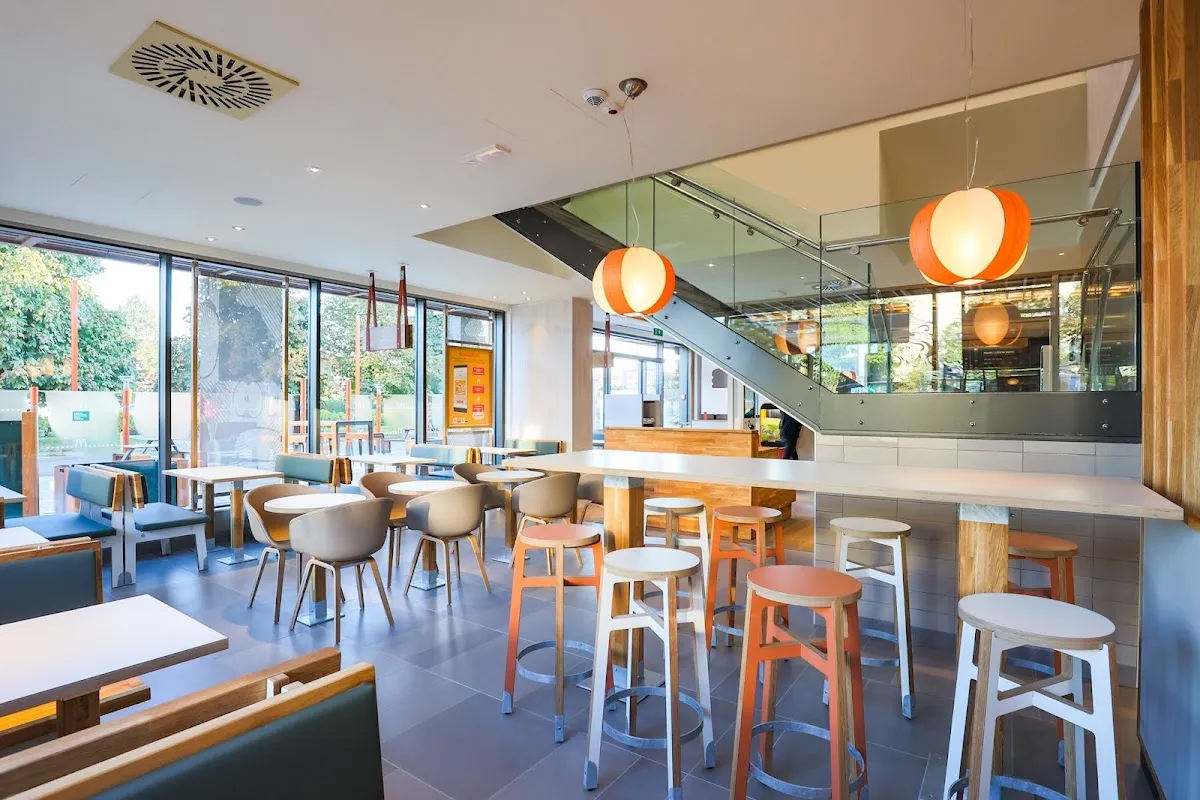 BookNoFees: Lanchonete – McDonald's – Zagreb – McDonald's, foto 1