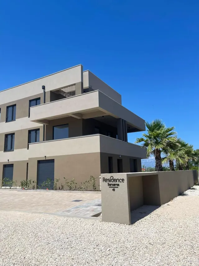 BookNoFees: Apartamento recém-reformado com terraço e vaga de estacionamento – Privlaka