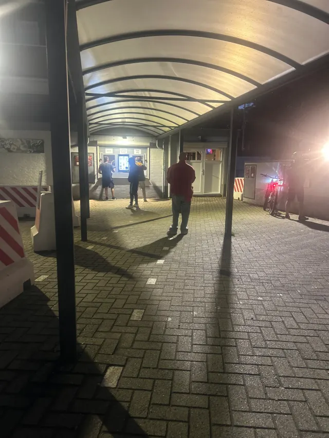 BookNoFees: Bar – Coffeeshop Down Under – Kerkrade – Entrada com pessoas e bicicletas, foto 4
