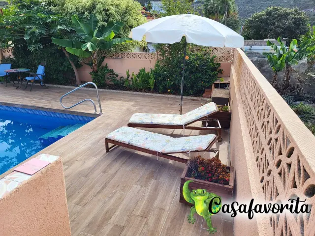 BookNoFees: aluguel de temporada em Buen Paso, Tenerife, Espanha – Terraço da piscina com espreguiçadeiras, guarda-sol e piso de azulejos