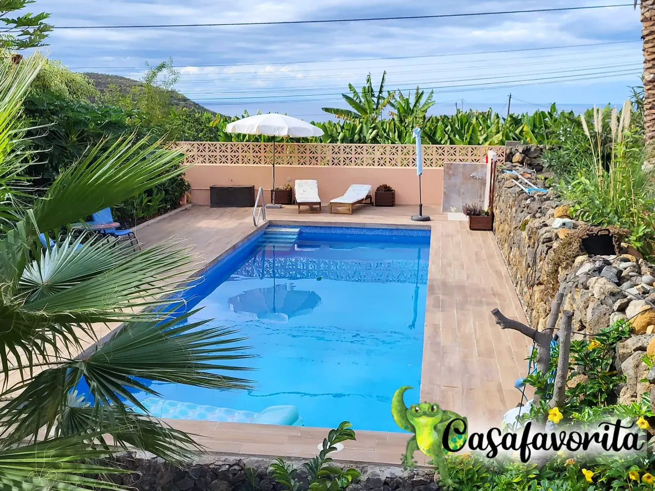 BookNoFees: aluguel de temporada em Buen Paso, Tenerife, Espanha – Terraço da piscina com espreguiçadeiras, guarda-sol e vista para o mar