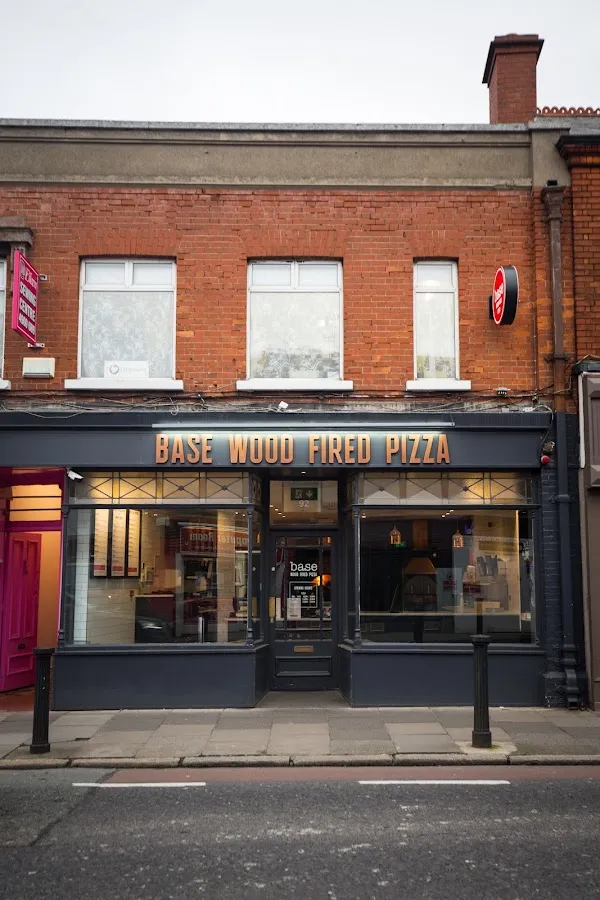BookNoFees: Restaurante – Base Wood Fired Pizza – Dublin – Pizza com massa assada no forno a lenha, foto 1