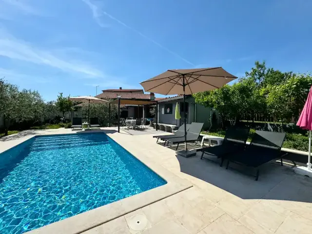 BookNoFees: Meme 3 - Apartamento de quatro estrelas com academia e piscina – Pula