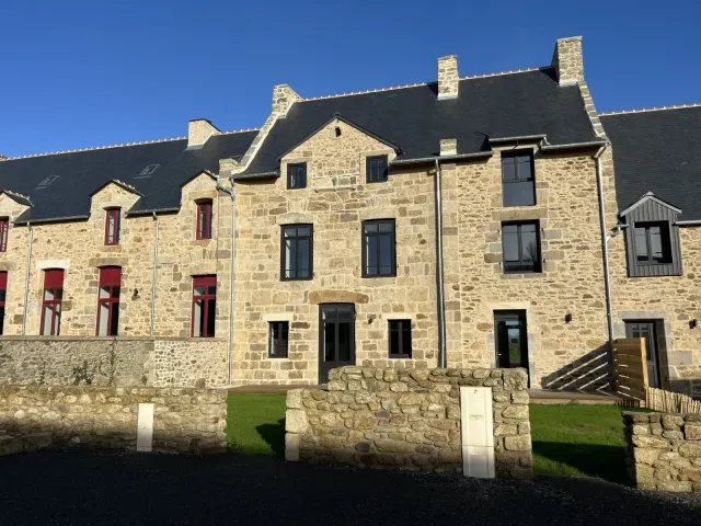 BookNoFees: Casa de pedra elegante com jardim e carregador para veículos elétricos – Saint Malo