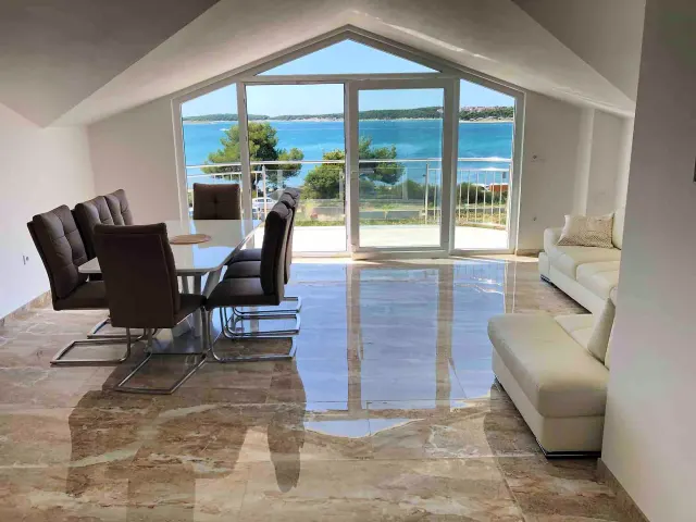 BookNoFees: Um andar da luxuosa villa à beira-mar, com espreguiçadeiras gratuitas sob os pinheiros na área privativa da praia – Medulin
