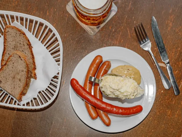 BookNoFees: Restaurante – Lokál U Bílé kuželky – Prague – Bar “U Bílé kuželky”, foto 3
