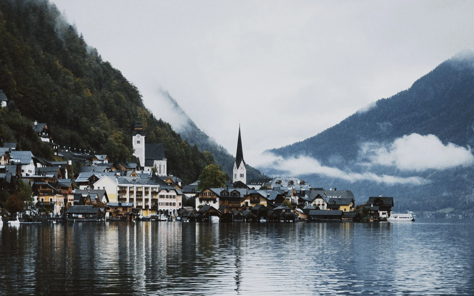 Hallstatt am See, entre montanhas cobertas de nuvens